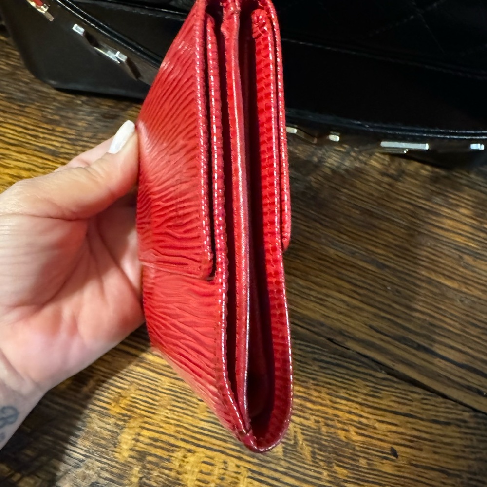 Louis Vuitton read Epi wallet